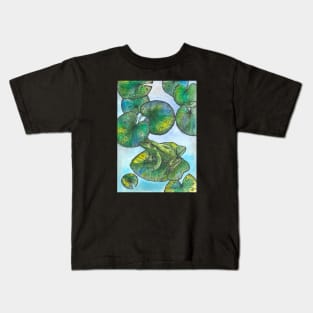 Frog on leaf and blue lake Kids T-Shirt